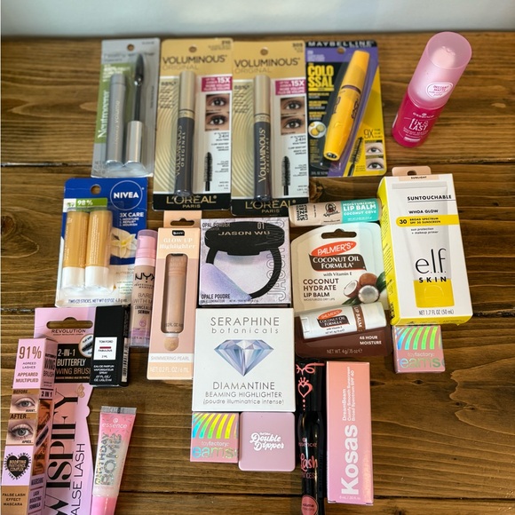 Makeup Bundle - Picture 1 of 5